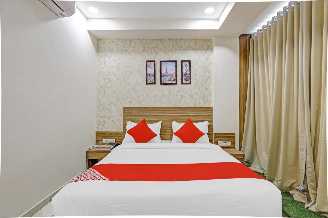Oyo Flagship 86605 Hotel The Meriton Ахмедабад Екстер'єр фото