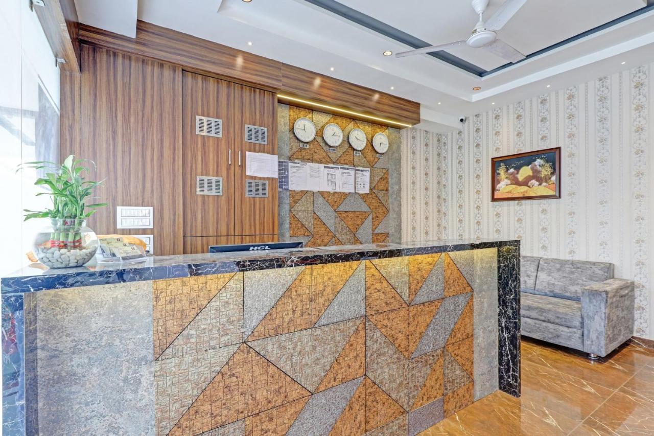 Oyo Flagship 86605 Hotel The Meriton Ахмедабад Екстер'єр фото