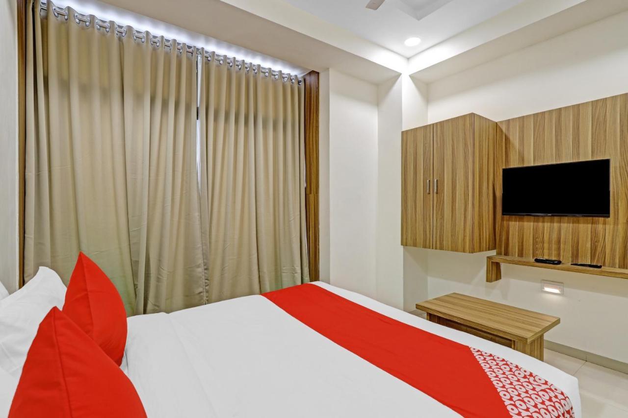 Oyo Flagship 86605 Hotel The Meriton Ахмедабад Екстер'єр фото