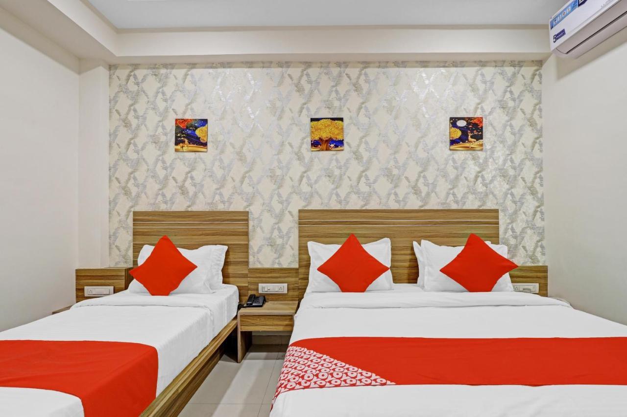 Oyo Flagship 86605 Hotel The Meriton Ахмедабад Екстер'єр фото