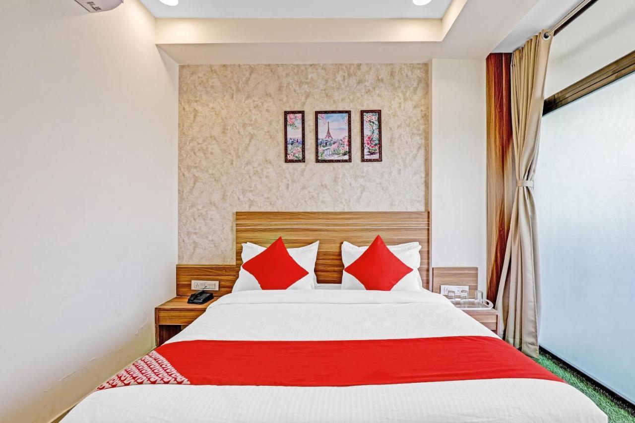 Oyo Flagship 86605 Hotel The Meriton Ахмедабад Екстер'єр фото