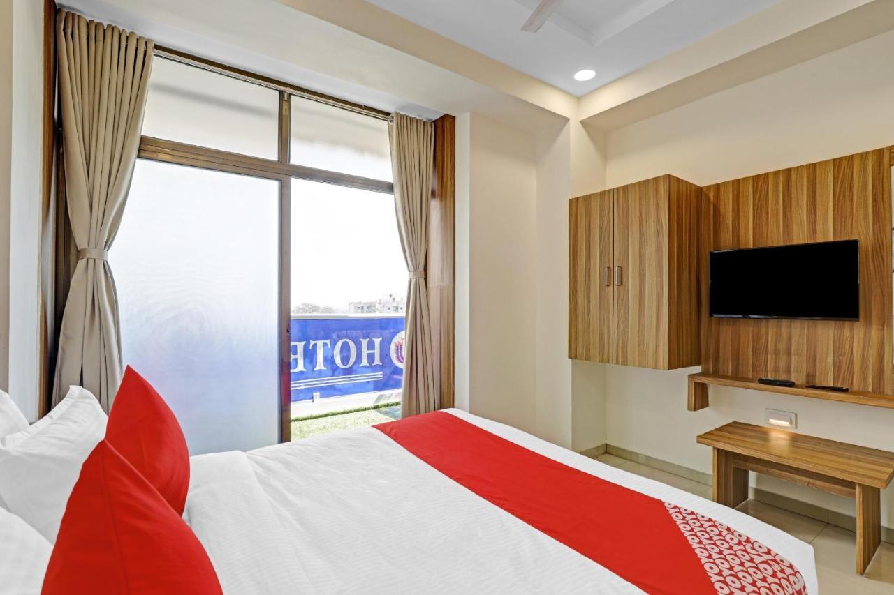 Oyo Flagship 86605 Hotel The Meriton Ахмедабад Екстер'єр фото
