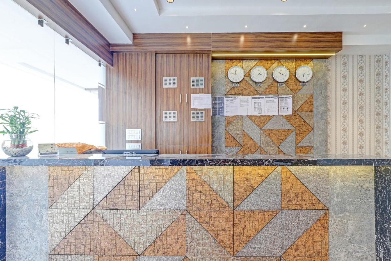 Oyo Flagship 86605 Hotel The Meriton Ахмедабад Екстер'єр фото