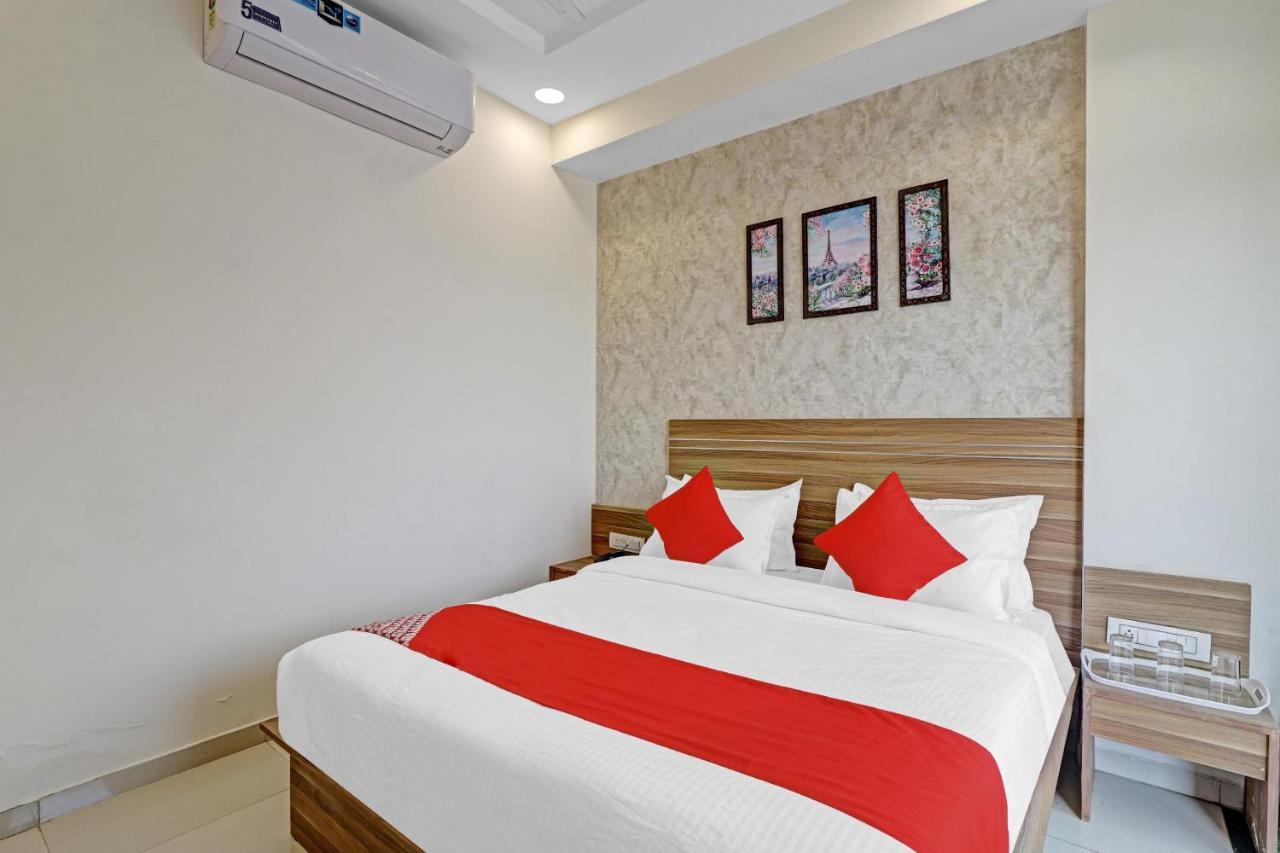 Oyo Flagship 86605 Hotel The Meriton Ахмедабад Екстер'єр фото