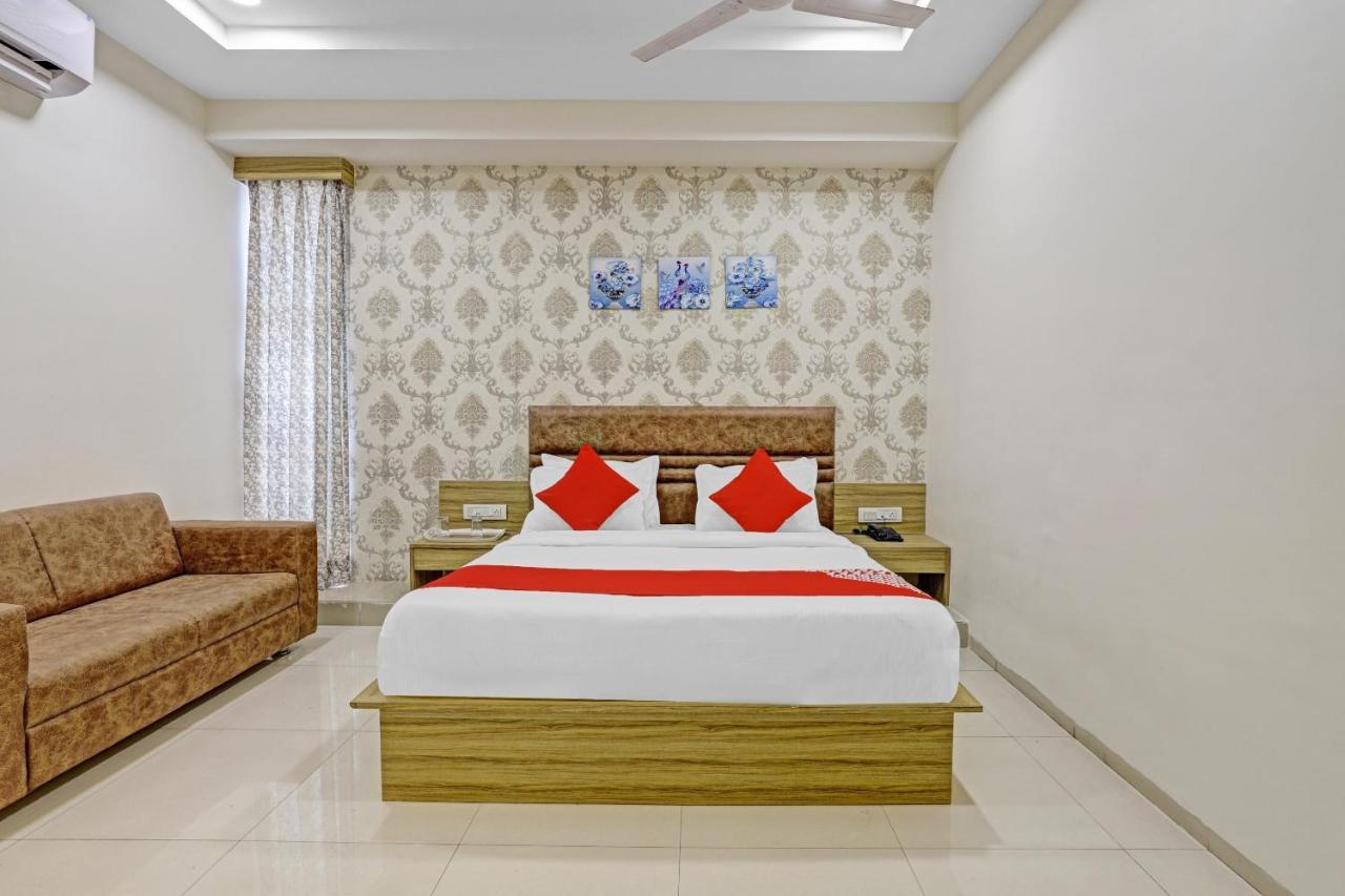 Oyo Flagship 86605 Hotel The Meriton Ахмедабад Екстер'єр фото