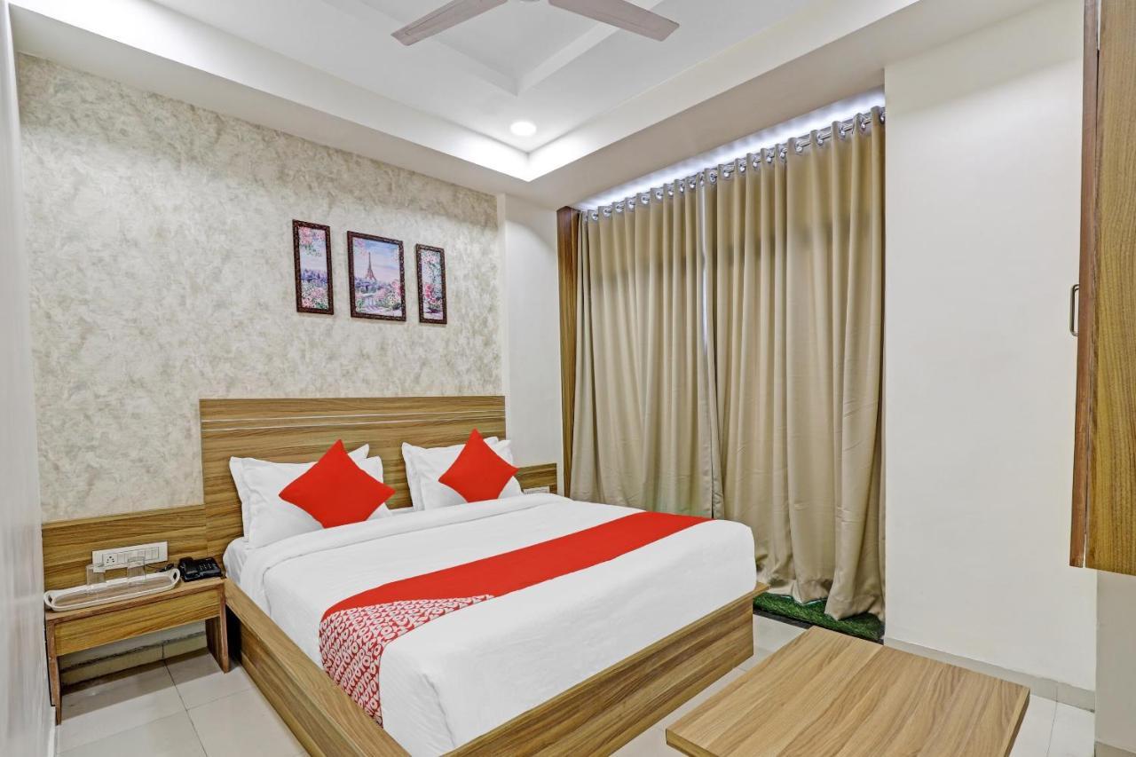 Oyo Flagship 86605 Hotel The Meriton Ахмедабад Екстер'єр фото