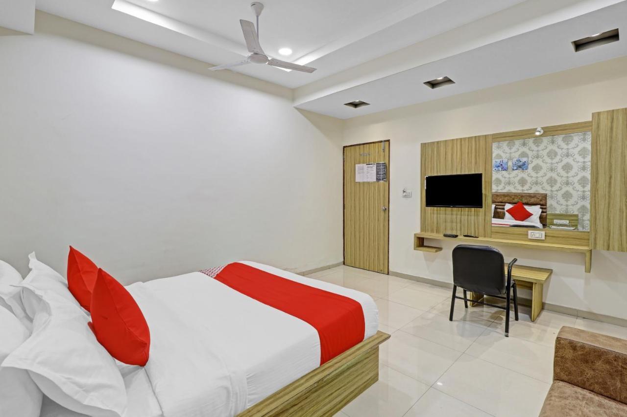 Oyo Flagship 86605 Hotel The Meriton Ахмедабад Екстер'єр фото