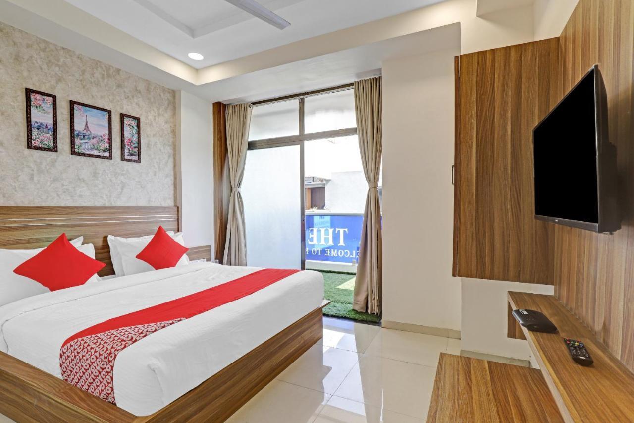 Oyo Flagship 86605 Hotel The Meriton Ахмедабад Екстер'єр фото