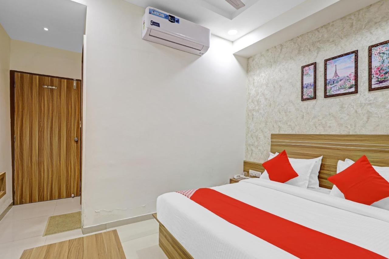 Oyo Flagship 86605 Hotel The Meriton Ахмедабад Екстер'єр фото