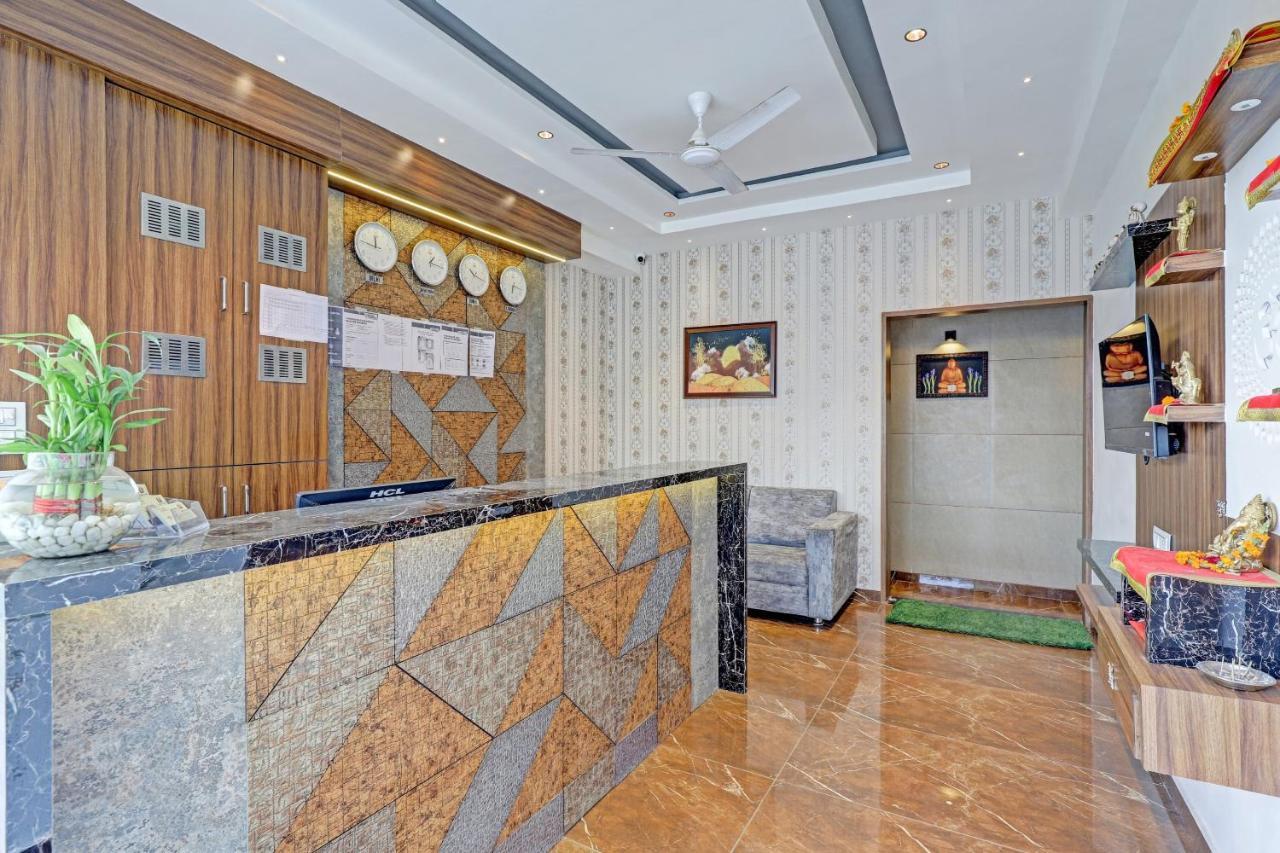 Oyo Flagship 86605 Hotel The Meriton Ахмедабад Екстер'єр фото