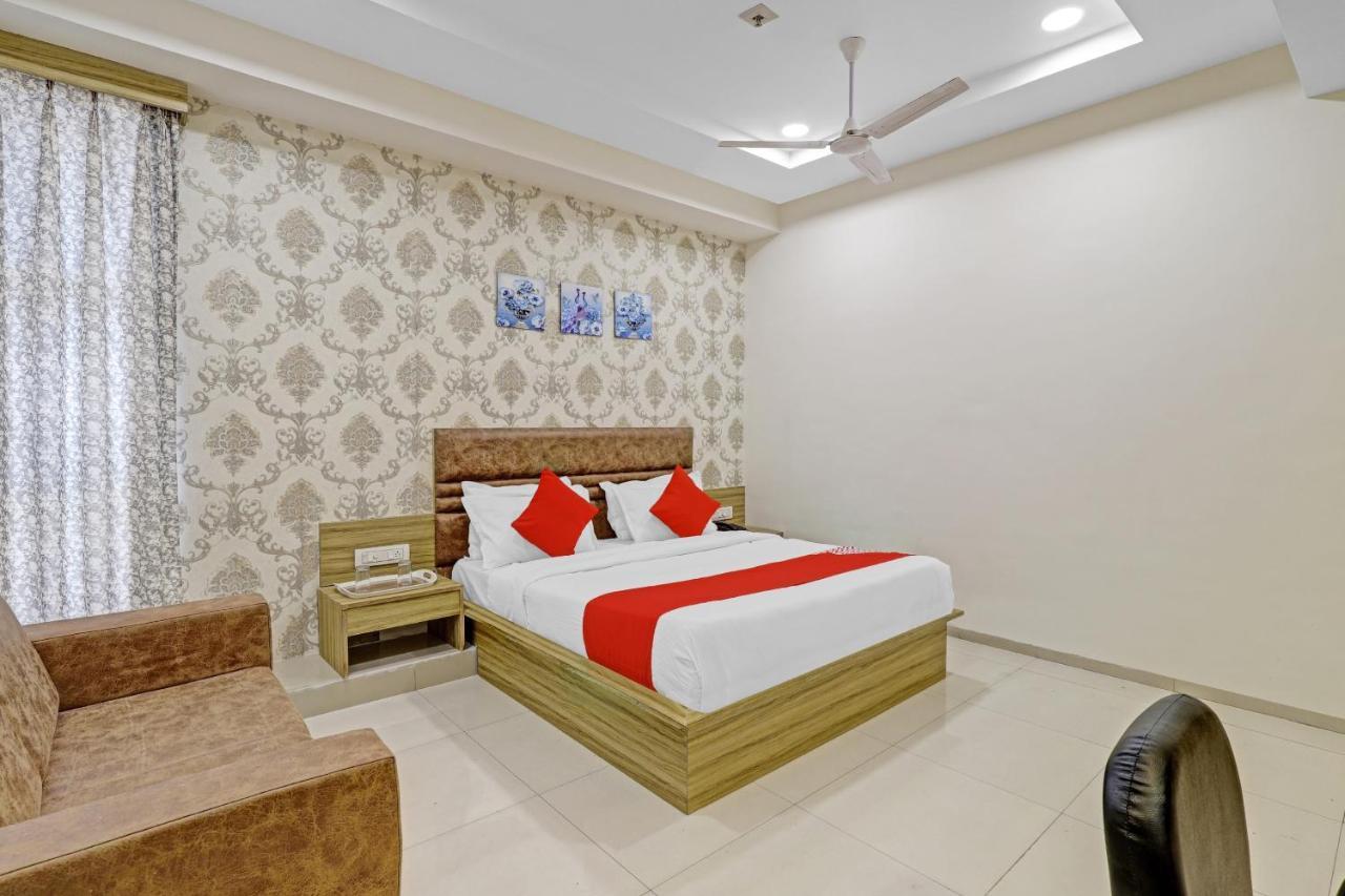 Oyo Flagship 86605 Hotel The Meriton Ахмедабад Екстер'єр фото